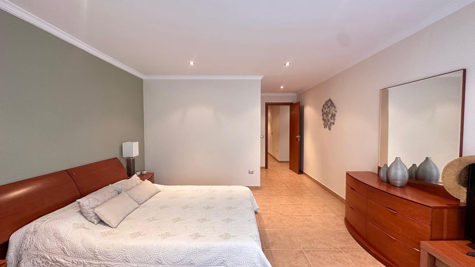 5 bedroom Townhouse for sale in Alginet with garage - € 299,000 (Ref: 9360141)