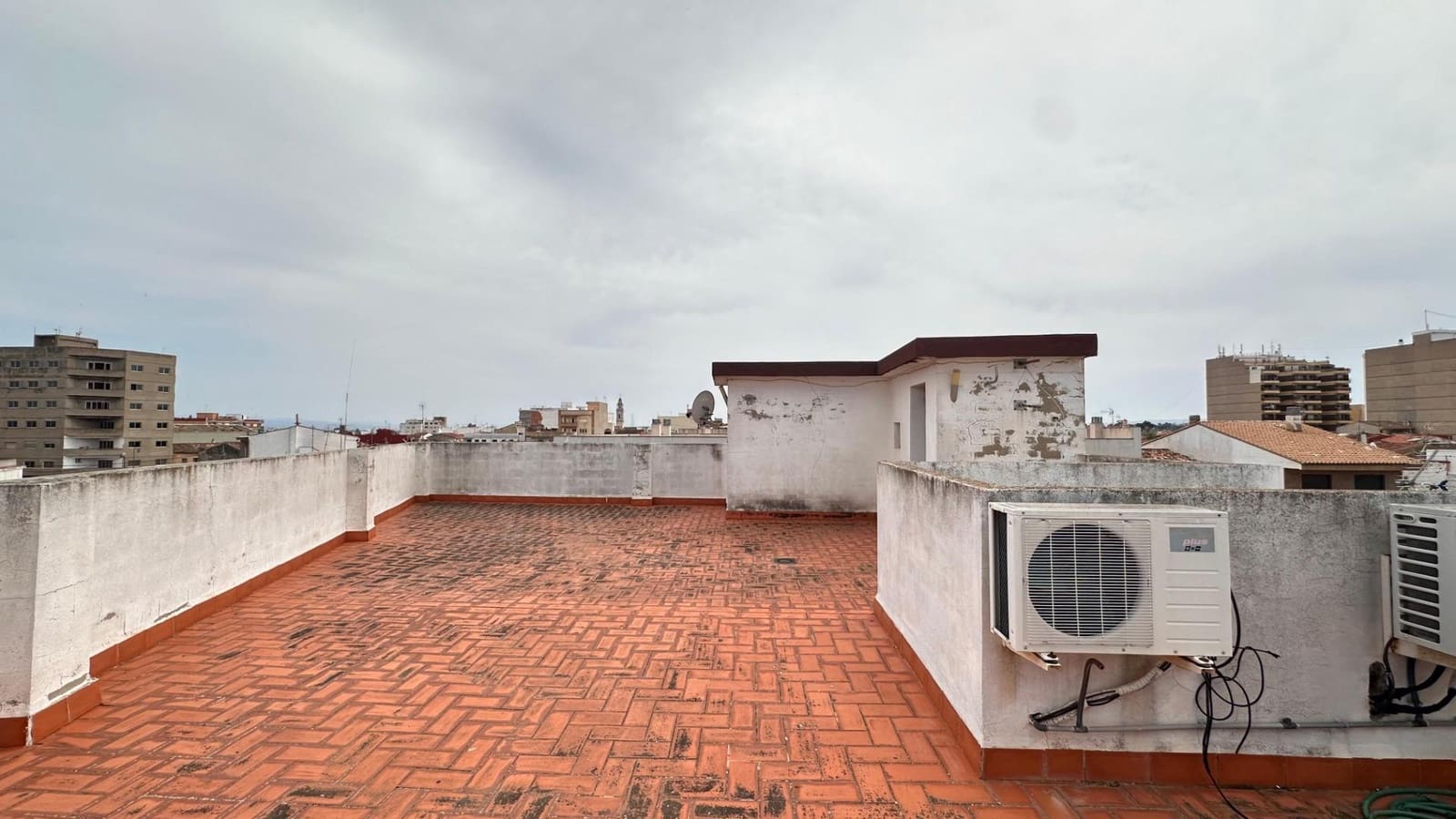 5 bedroom Townhouse for sale in Alginet with garage - € 299,000 (Ref: 9360141)