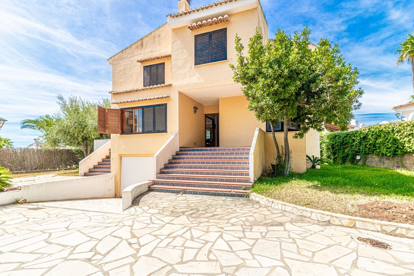 5 bedroom Villa for sale in Carlet with pool garage - € 410,000 (Ref: 9360142)