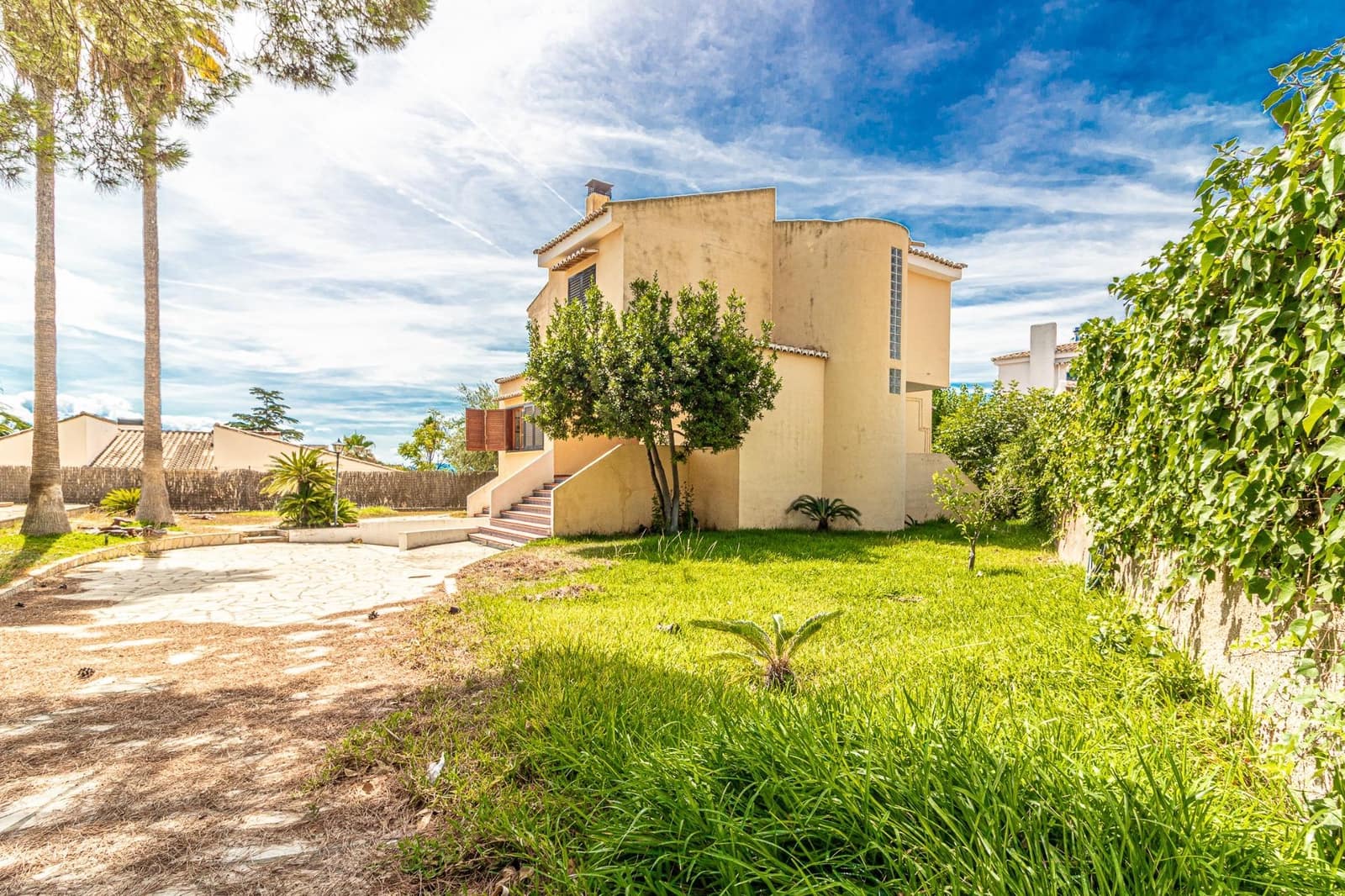 5 bedroom Villa for sale in Carlet with pool garage - € 410,000 (Ref: 9360142)