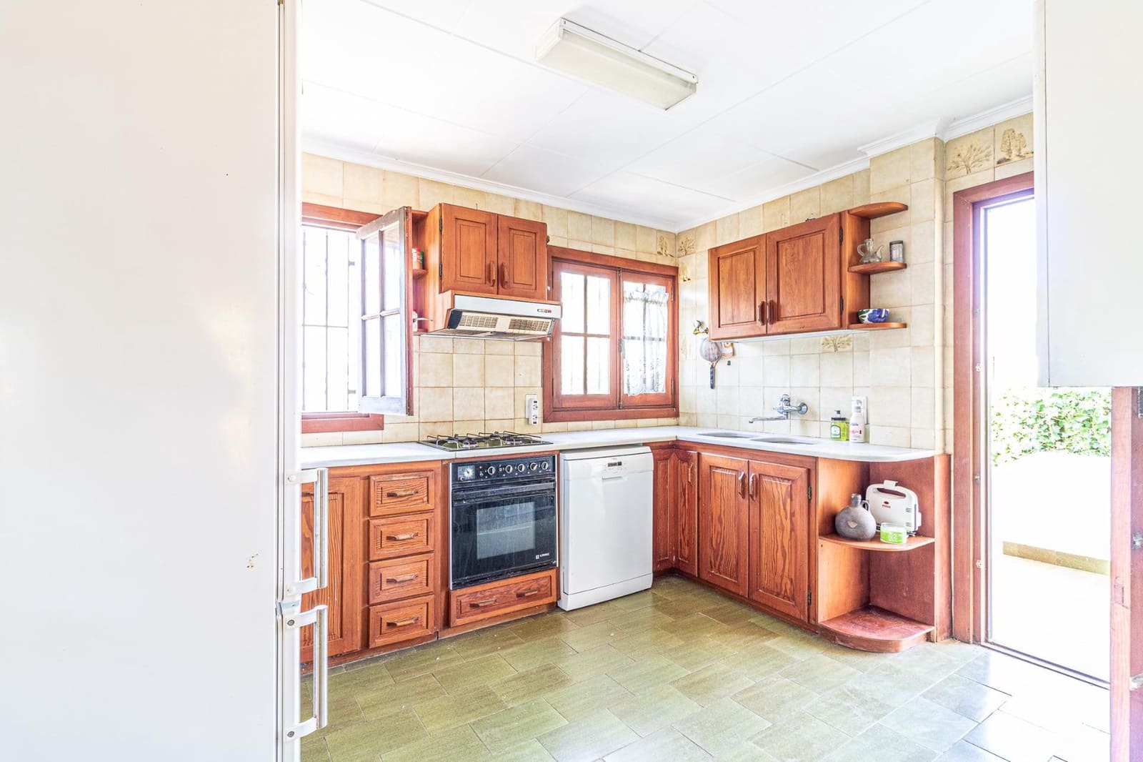 5 bedroom Villa for sale in Carlet with pool garage - € 410,000 (Ref: 9360142)