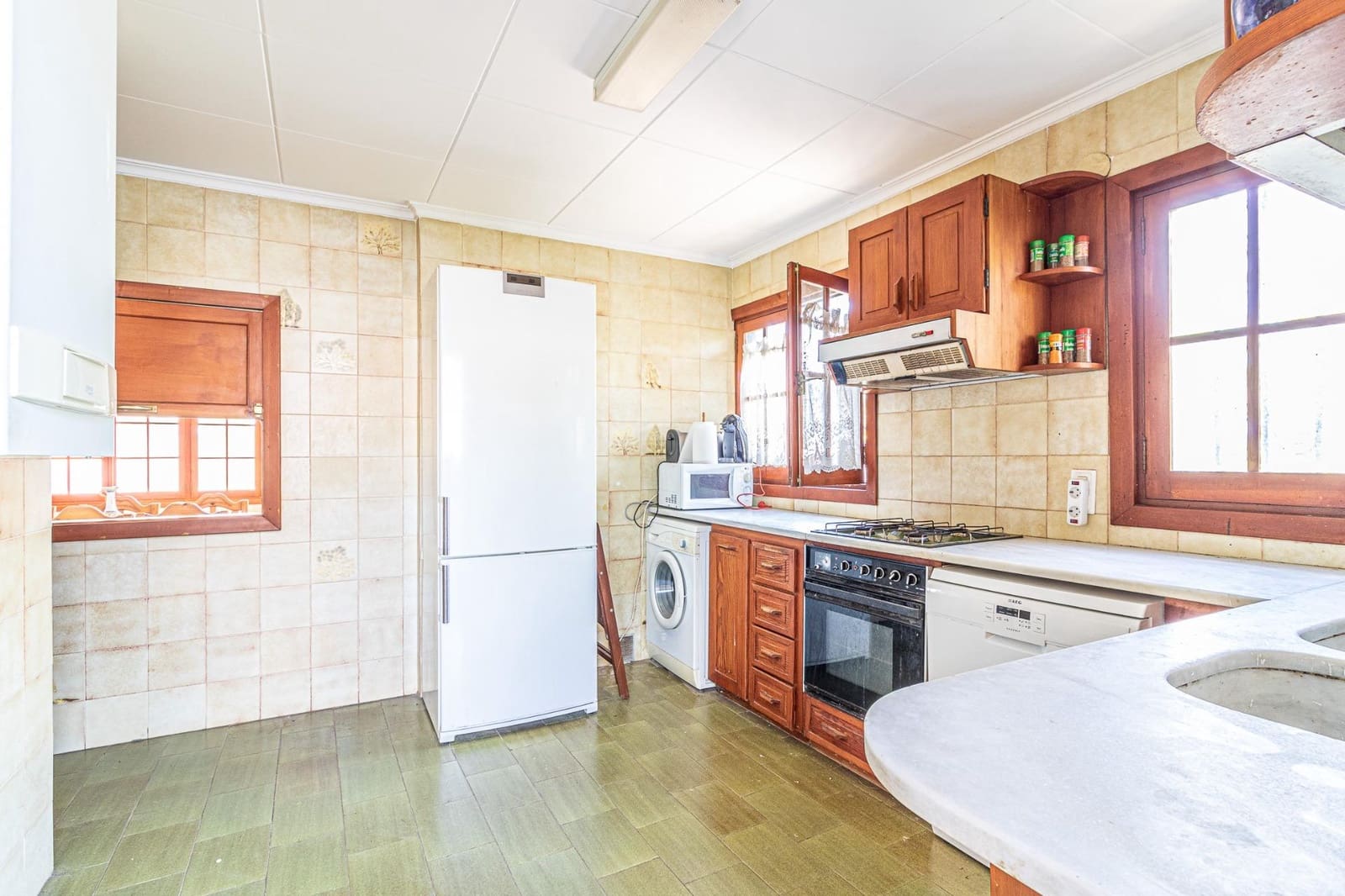 5 bedroom Villa for sale in Carlet with pool garage - € 410,000 (Ref: 9360142)