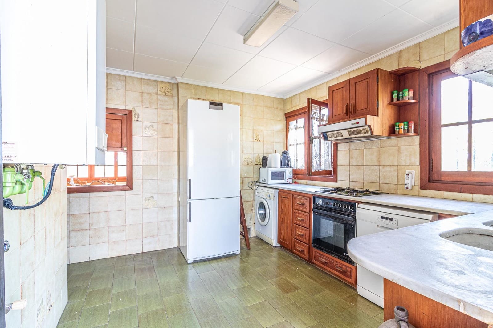 5 bedroom Villa for sale in Carlet with pool garage - € 410,000 (Ref: 9360142)