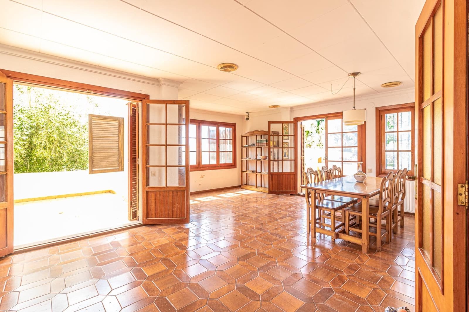 5 bedroom Villa for sale in Carlet with pool garage - € 410,000 (Ref: 9360142)