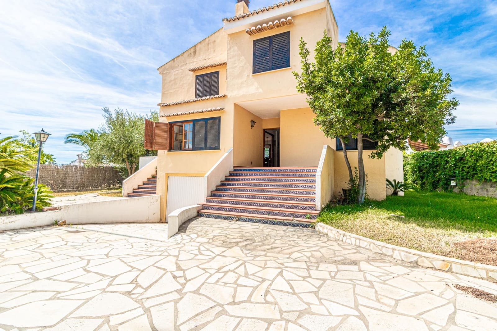 5 bedroom Villa for sale in Carlet with pool garage - € 410,000 (Ref: 9360142)