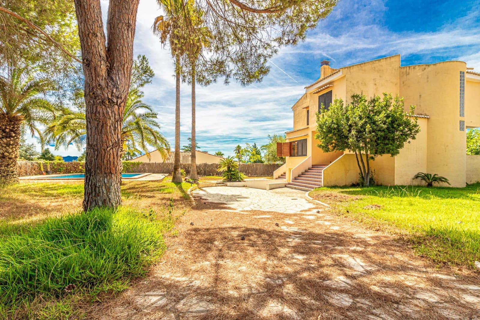 5 bedroom Villa for sale in Carlet with pool garage - € 410,000 (Ref: 9360142)