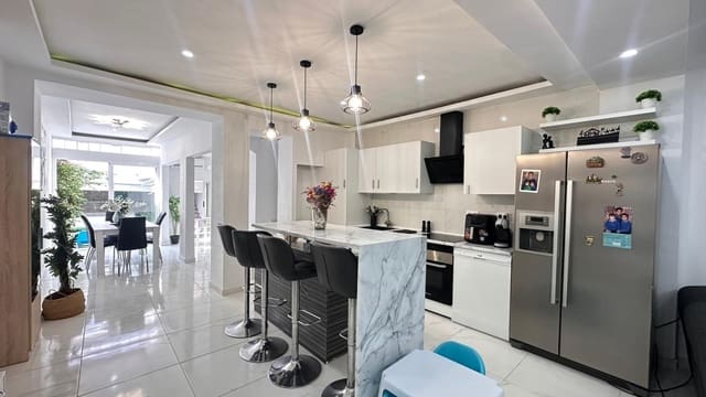 5 bedroom Townhouse for sale in Alginet with pool - € 230,000 (Ref: 9360148)