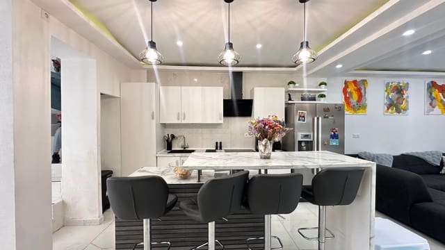 5 bedroom Townhouse for sale in Alginet with pool - € 230,000 (Ref: 9360148)