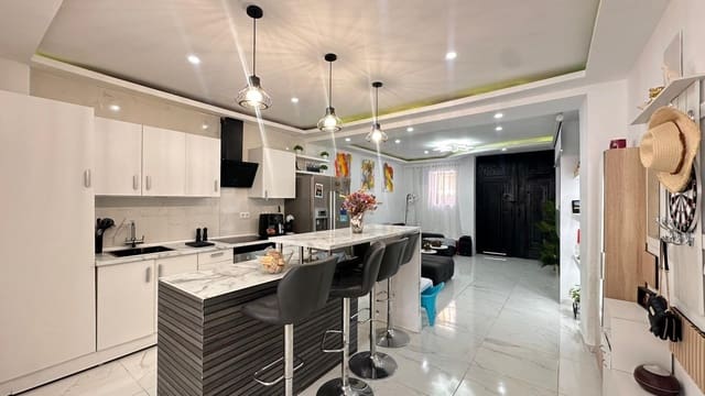 5 bedroom Townhouse for sale in Alginet with pool - € 230,000 (Ref: 9360148)