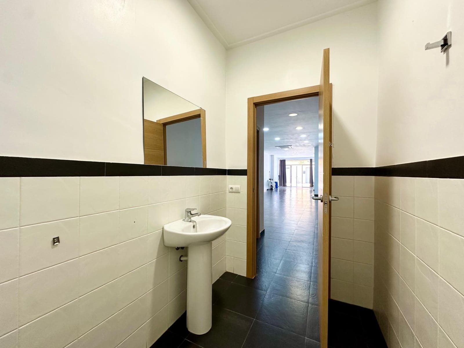 Commercial for rent in L'Alcudia - € 500 (Ref: 9360155)