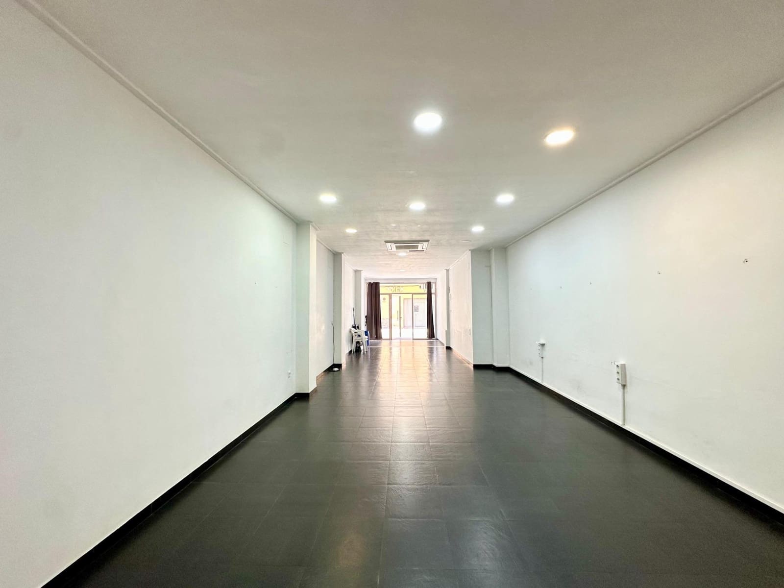 Commercial for rent in L'Alcudia - € 500 (Ref: 9360155)