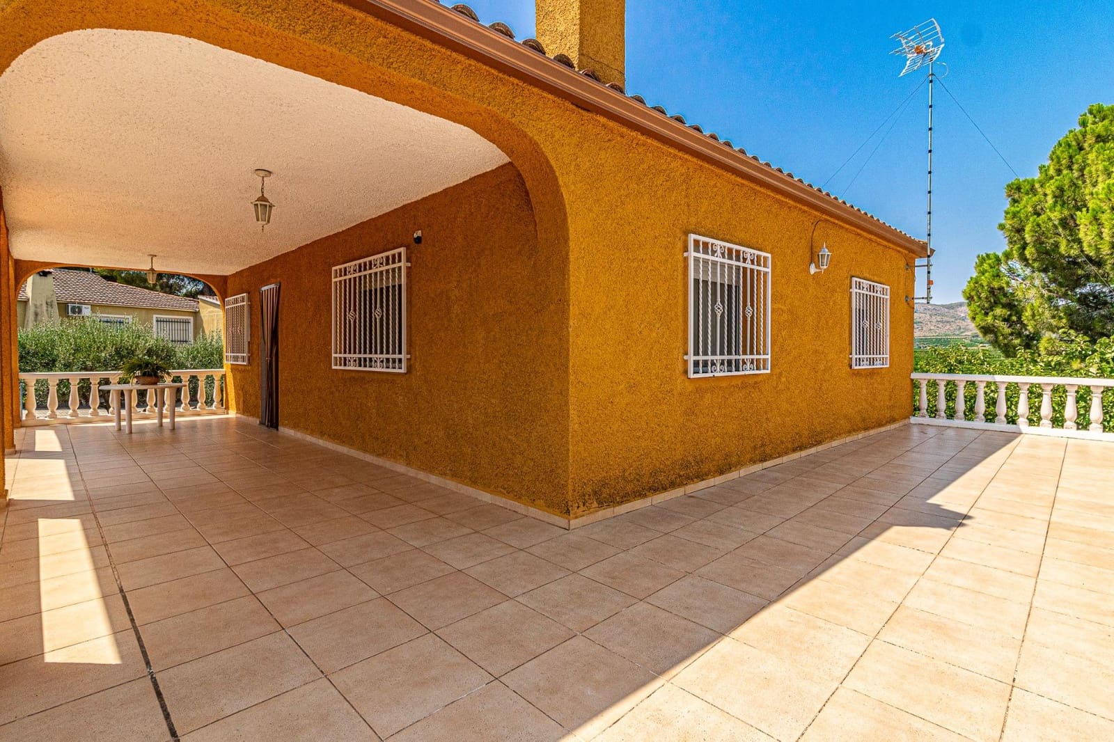 4 soveværelse Villa til salg i Alberic med swimmingpool - € 270.000 (Ref: 9360159)