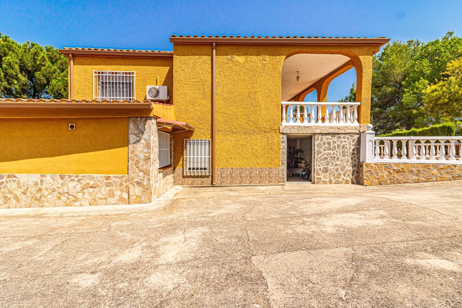 4 soveværelse Villa til salg i Alberic med swimmingpool - € 270.000 (Ref: 9360159)