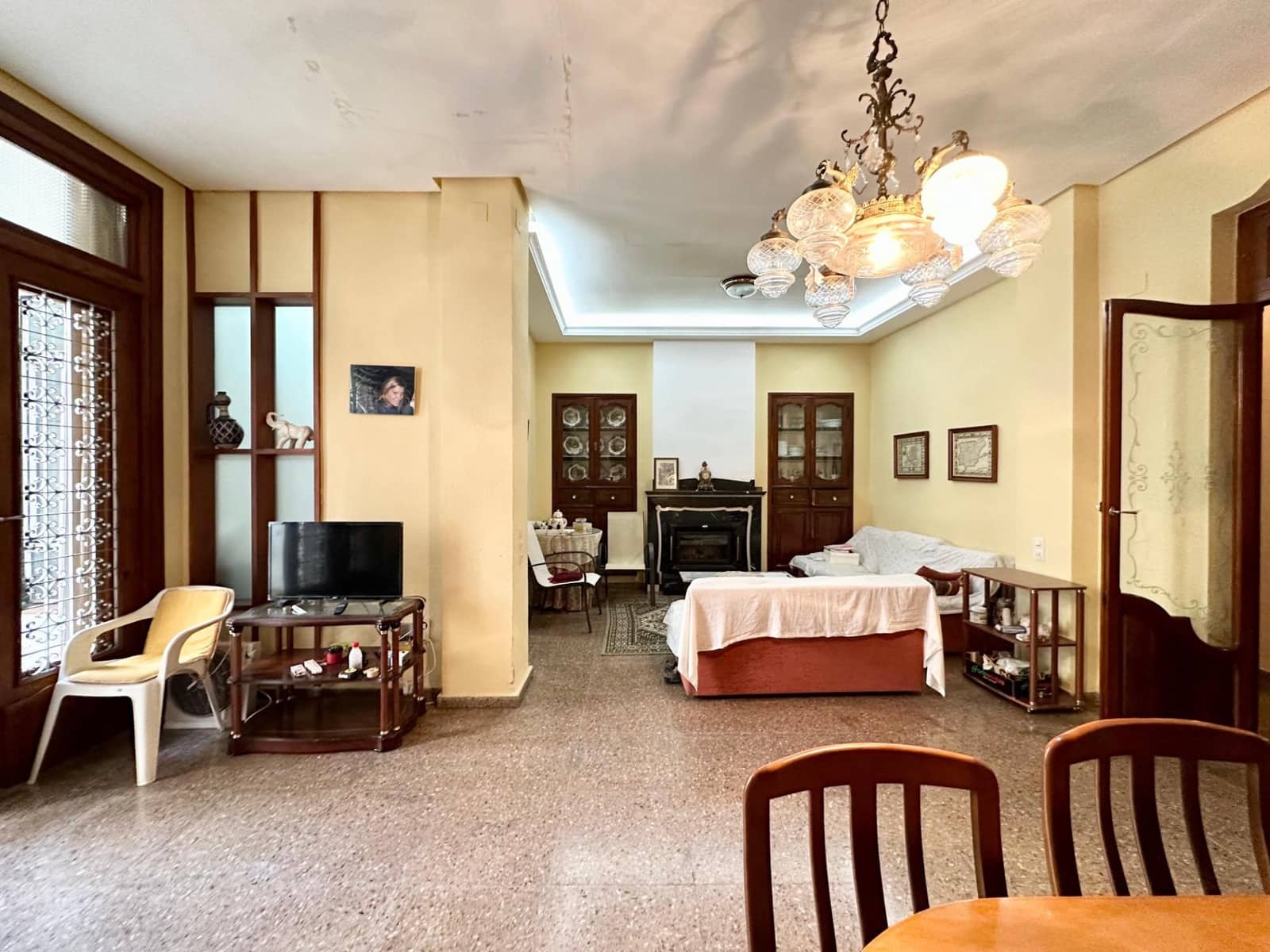 6 bedroom Townhouse for sale in Carlet - € 180,000 (Ref: 9360168)