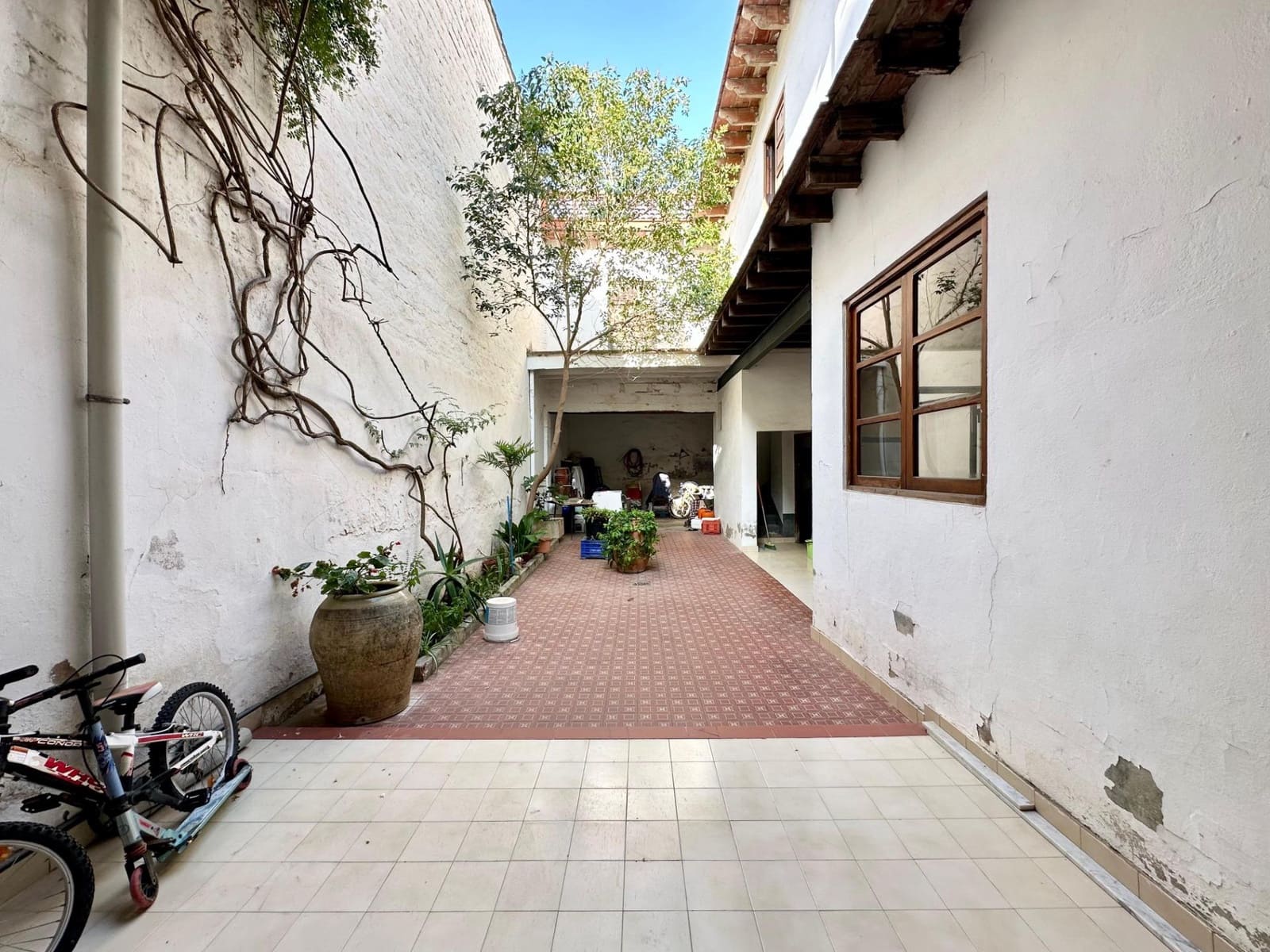 6 bedroom Townhouse for sale in Carlet - € 180,000 (Ref: 9360168)