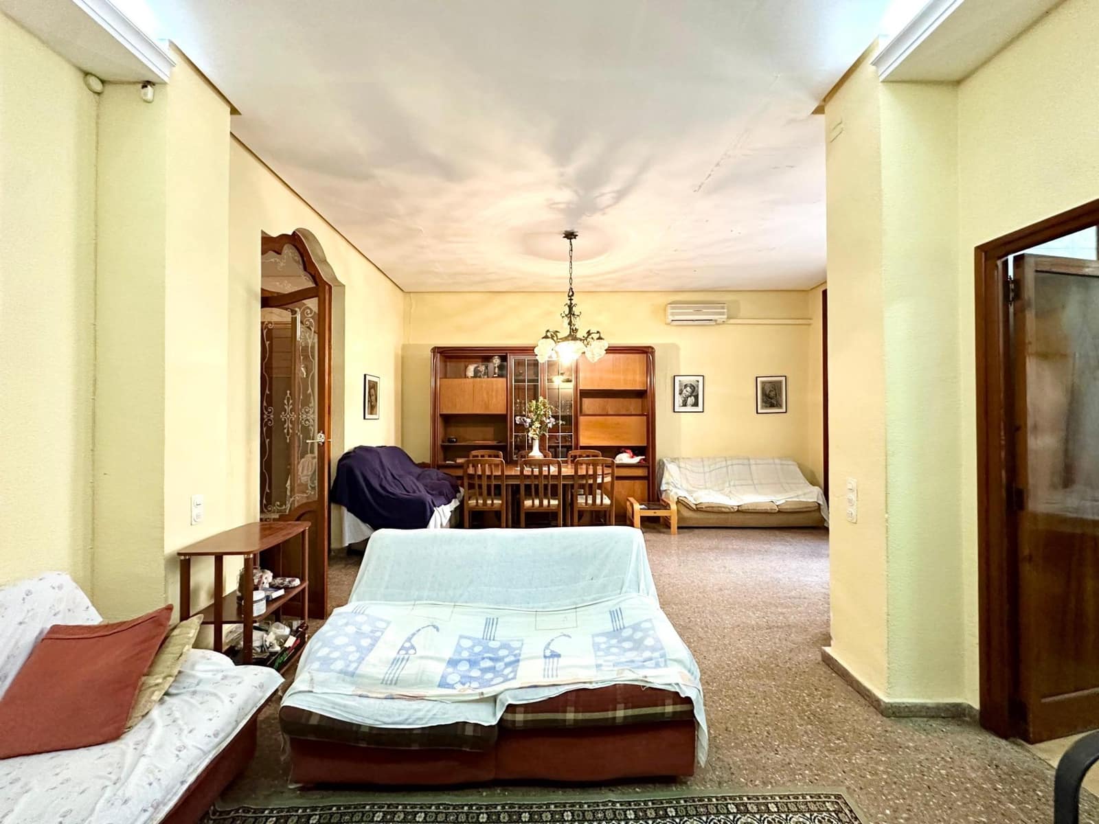 6 bedroom Townhouse for sale in Carlet - € 180,000 (Ref: 9360168)