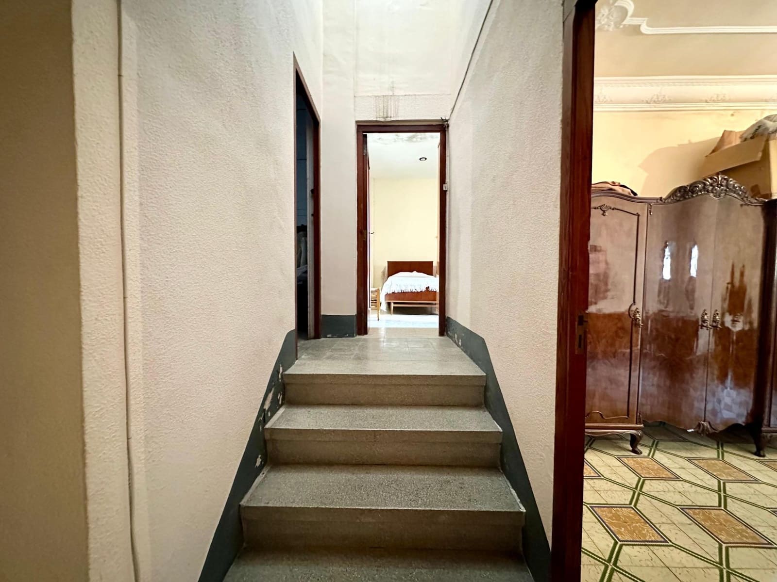 6 bedroom Townhouse for sale in Carlet - € 180,000 (Ref: 9360168)