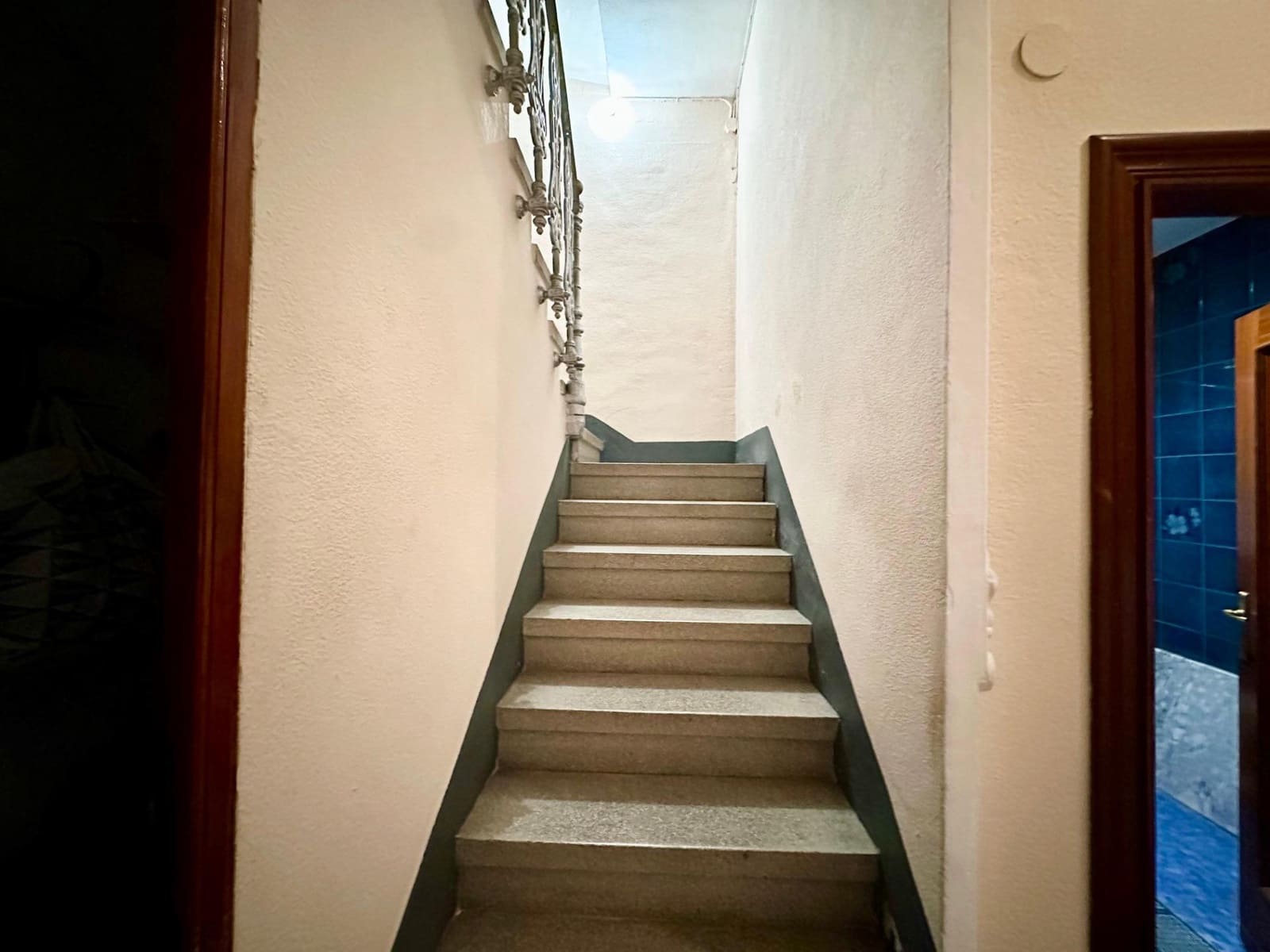 6 bedroom Townhouse for sale in Carlet - € 180,000 (Ref: 9360168)