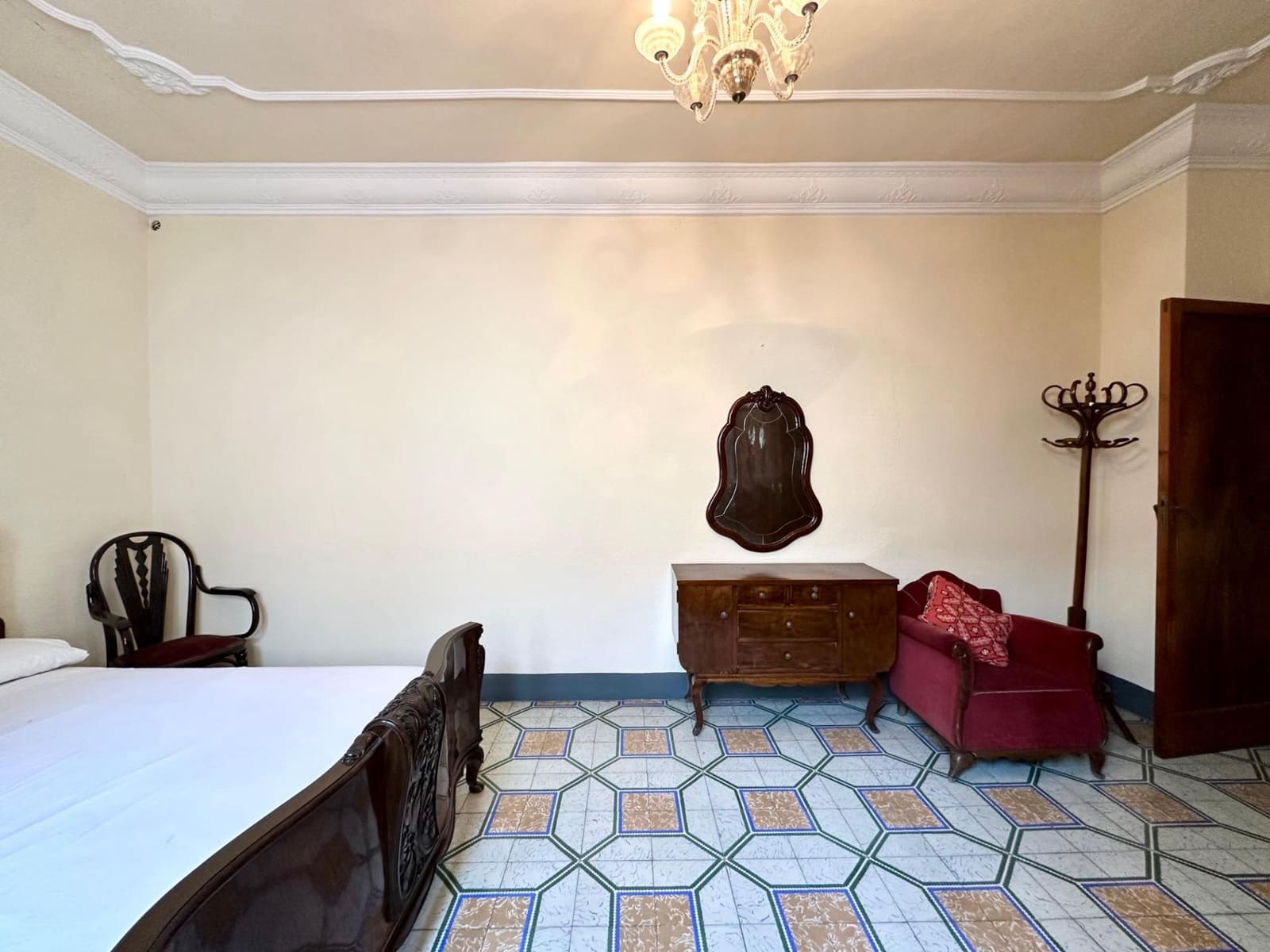 6 bedroom Townhouse for sale in Carlet - € 180,000 (Ref: 9360168)