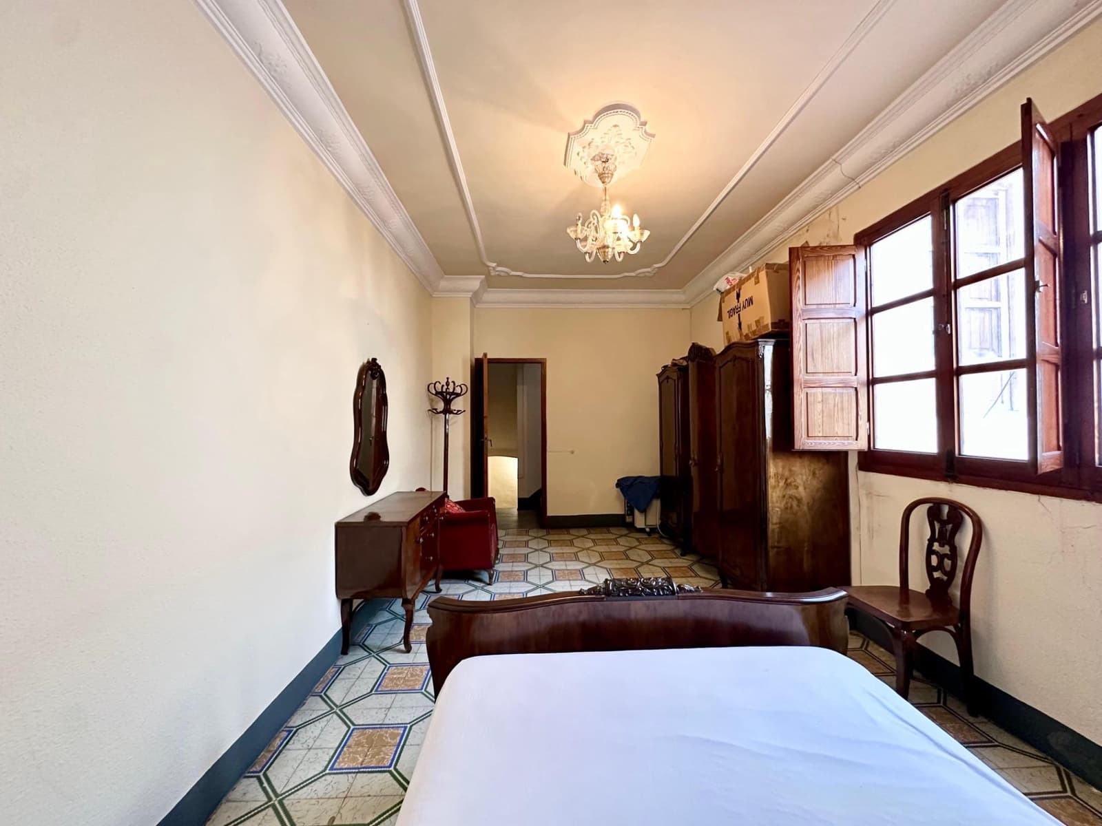 6 bedroom Townhouse for sale in Carlet - € 180,000 (Ref: 9360168)