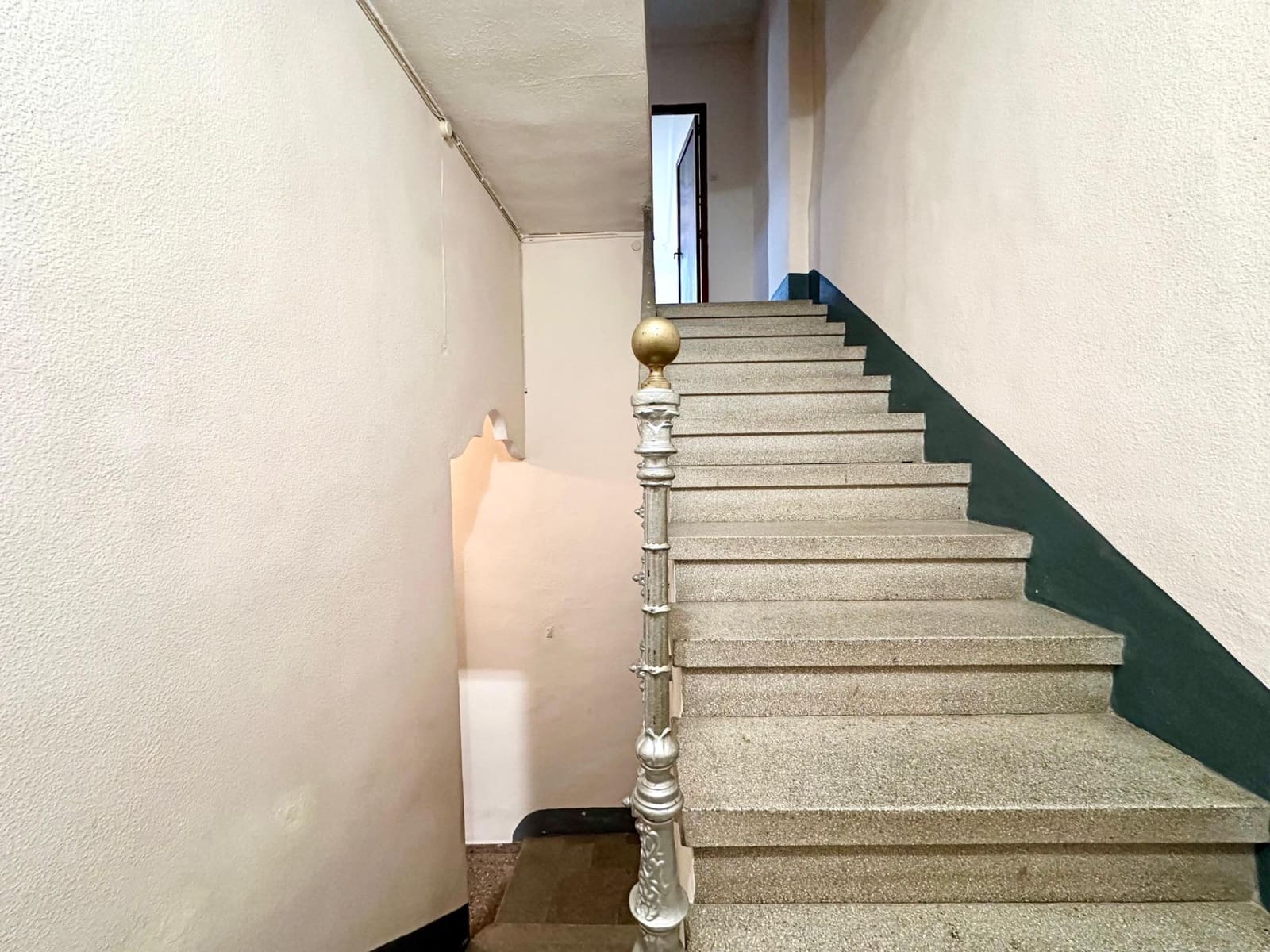 6 bedroom Townhouse for sale in Carlet - € 180,000 (Ref: 9360168)