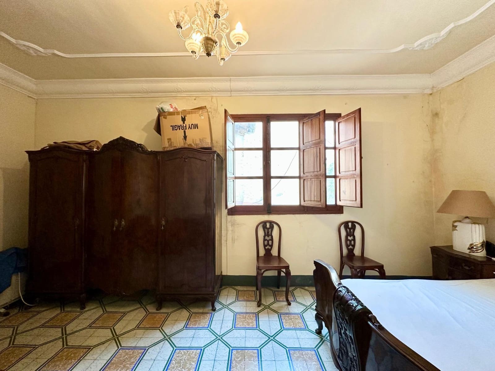 6 bedroom Townhouse for sale in Carlet - € 180,000 (Ref: 9360168)