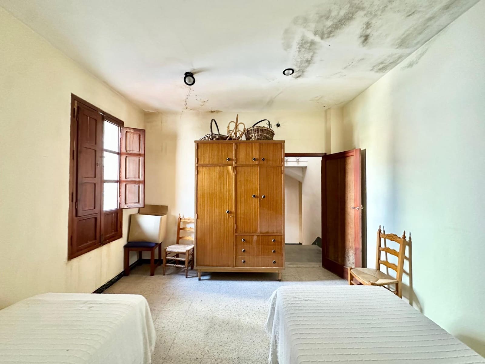 6 bedroom Townhouse for sale in Carlet - € 180,000 (Ref: 9360168)