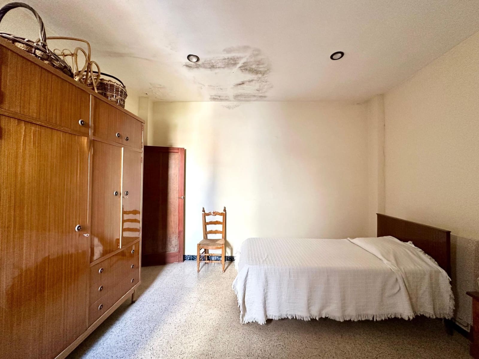 6 bedroom Townhouse for sale in Carlet - € 180,000 (Ref: 9360168)