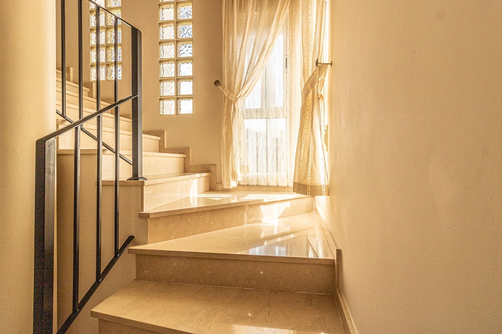 4 makuuhuone Huvila myytävänä paikassa Alberic mukana uima-altaan 
autotalli - 360 000 € (Ref: 9360170)