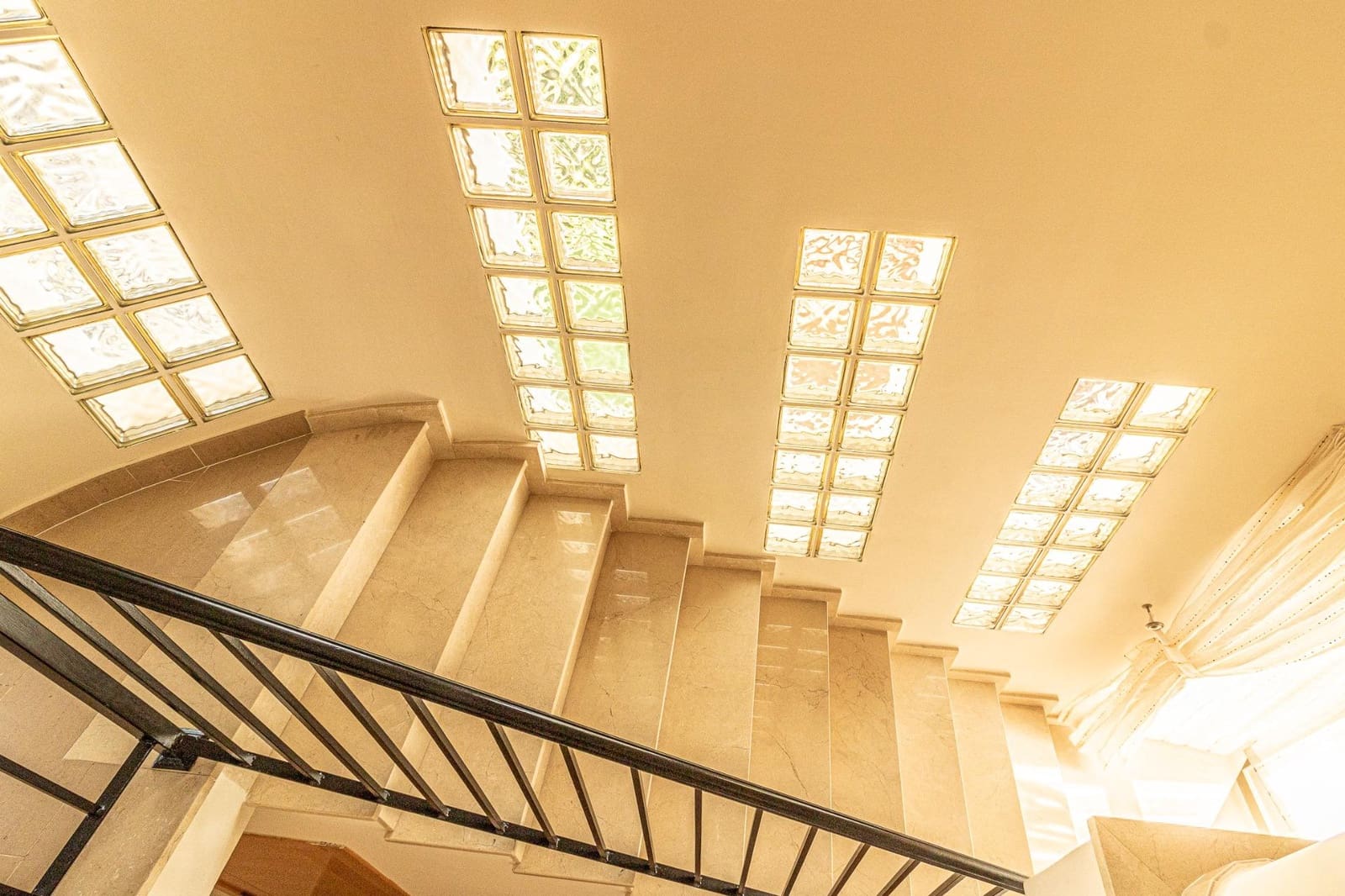 4 makuuhuone Huvila myytävänä paikassa Alberic mukana uima-altaan 
autotalli - 360 000 € (Ref: 9360170)