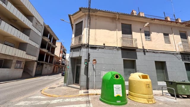 4 bedroom Townhouse for sale in Carlet with garage - € 200,000 (Ref: 9360174)