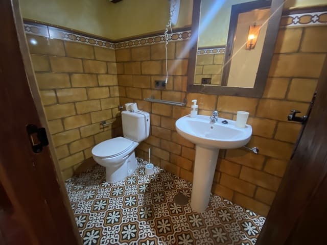 7 bedroom Business for sale in Zahara de la Sierra - € 420,000 (Ref: 8303269)