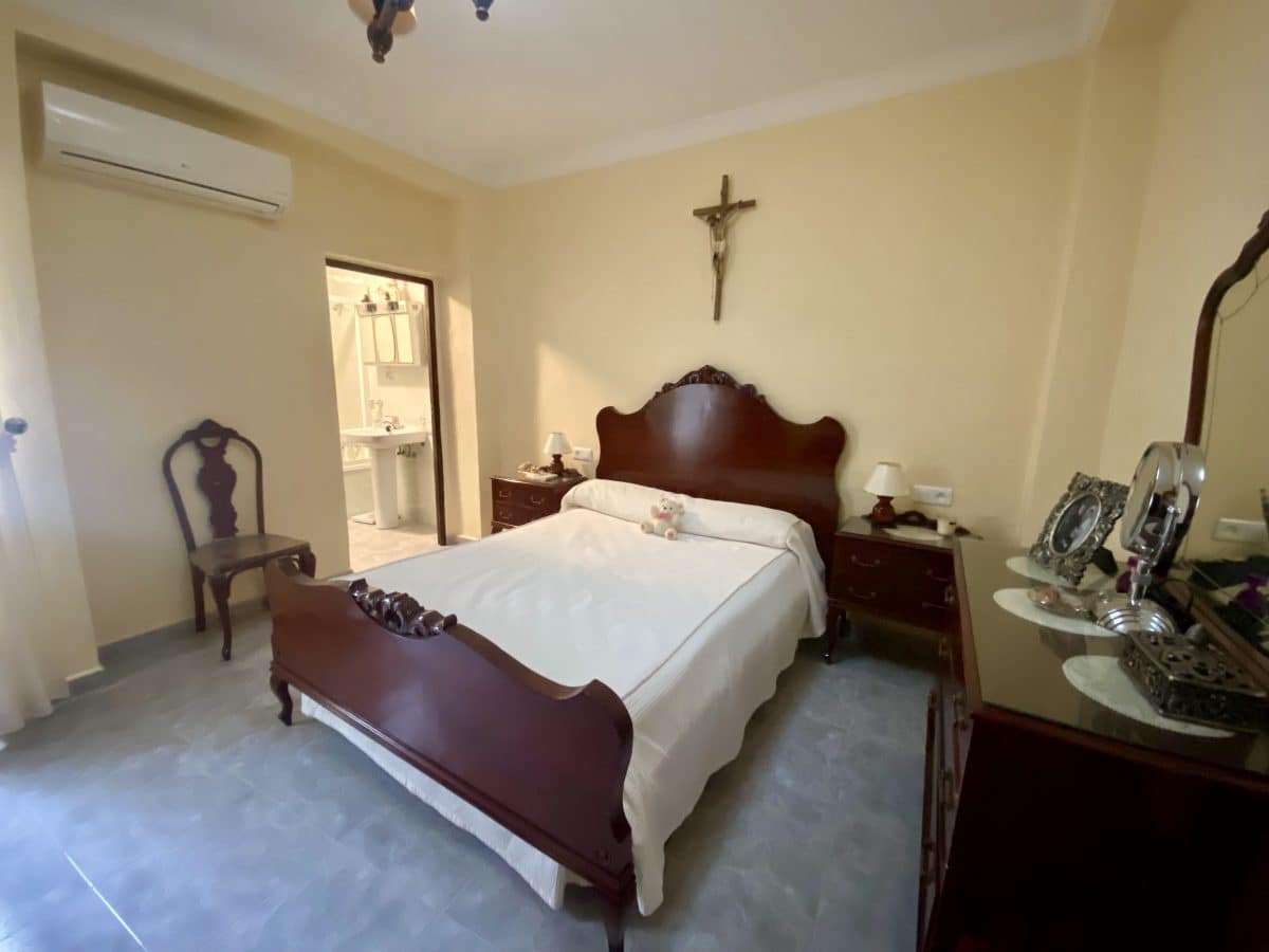 4 bedroom Townhouse for sale in Olvera - € 95,000 (Ref: 8848145)