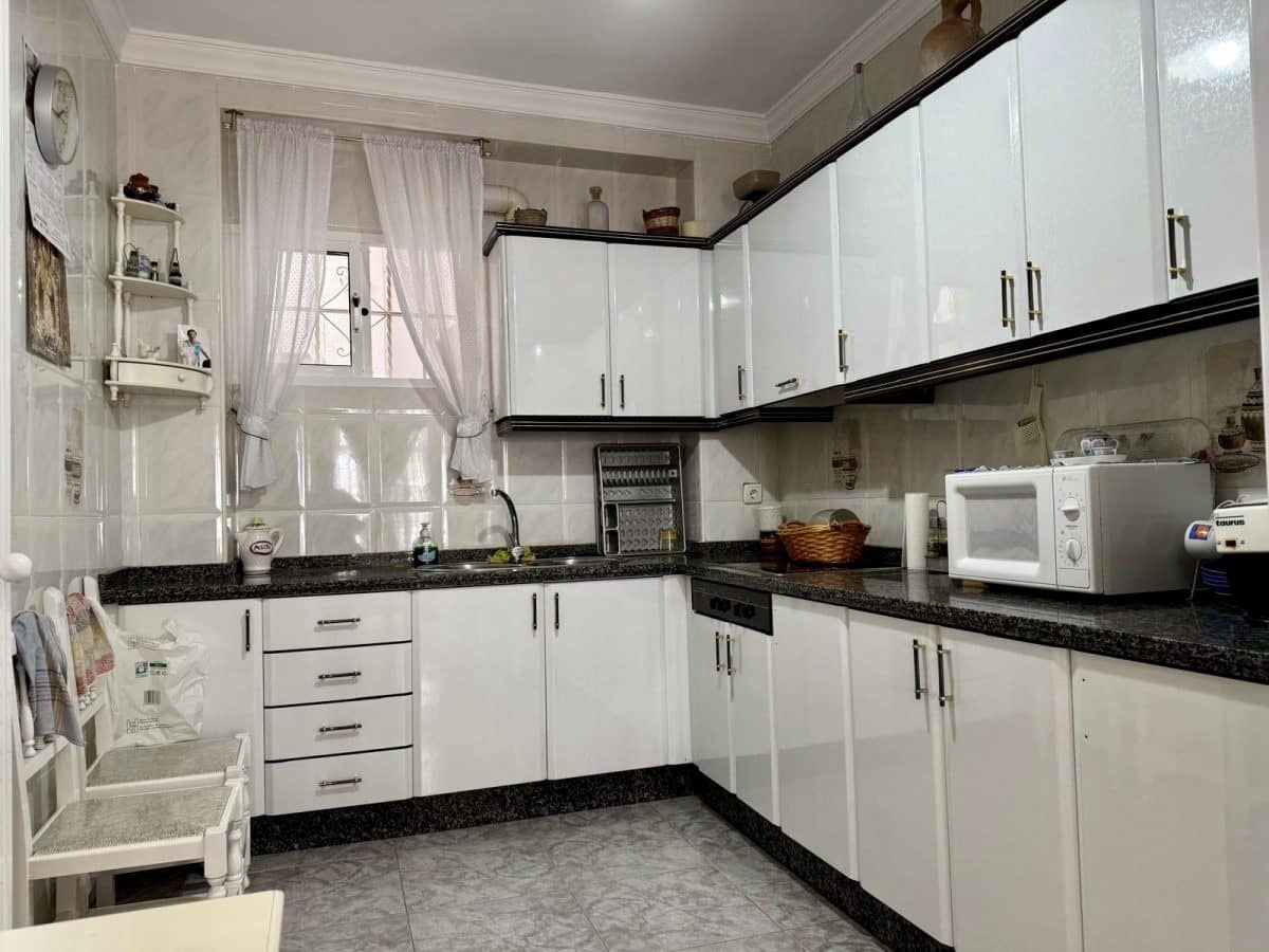 4 bedroom Townhouse for sale in Olvera - € 95,000 (Ref: 8848145)