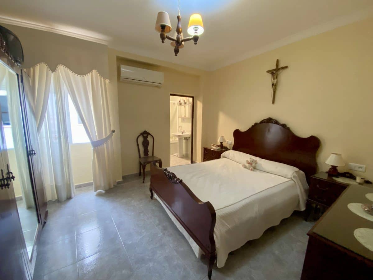 4 bedroom Townhouse for sale in Olvera - € 95,000 (Ref: 8848145)