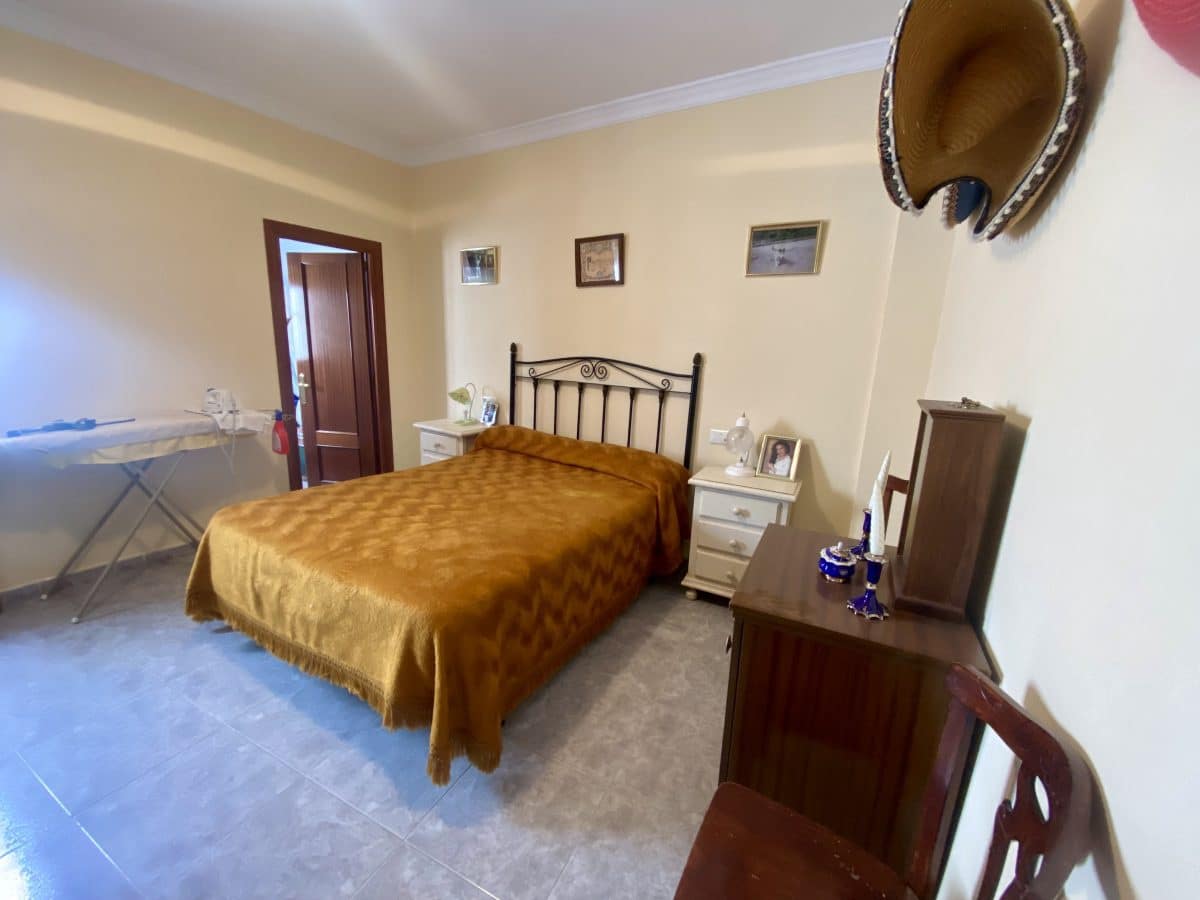 4 bedroom Townhouse for sale in Olvera - € 95,000 (Ref: 8848145)