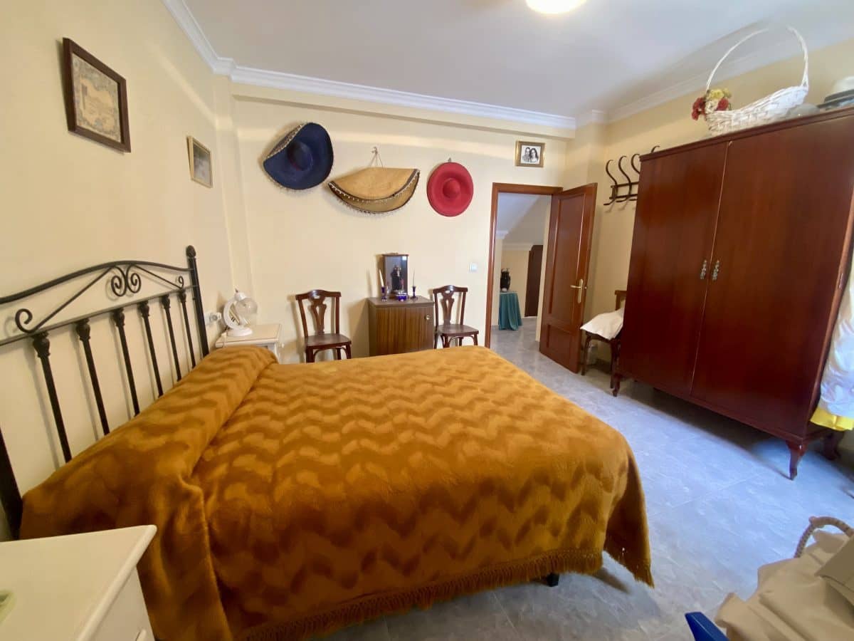 4 bedroom Townhouse for sale in Olvera - € 95,000 (Ref: 8848145)