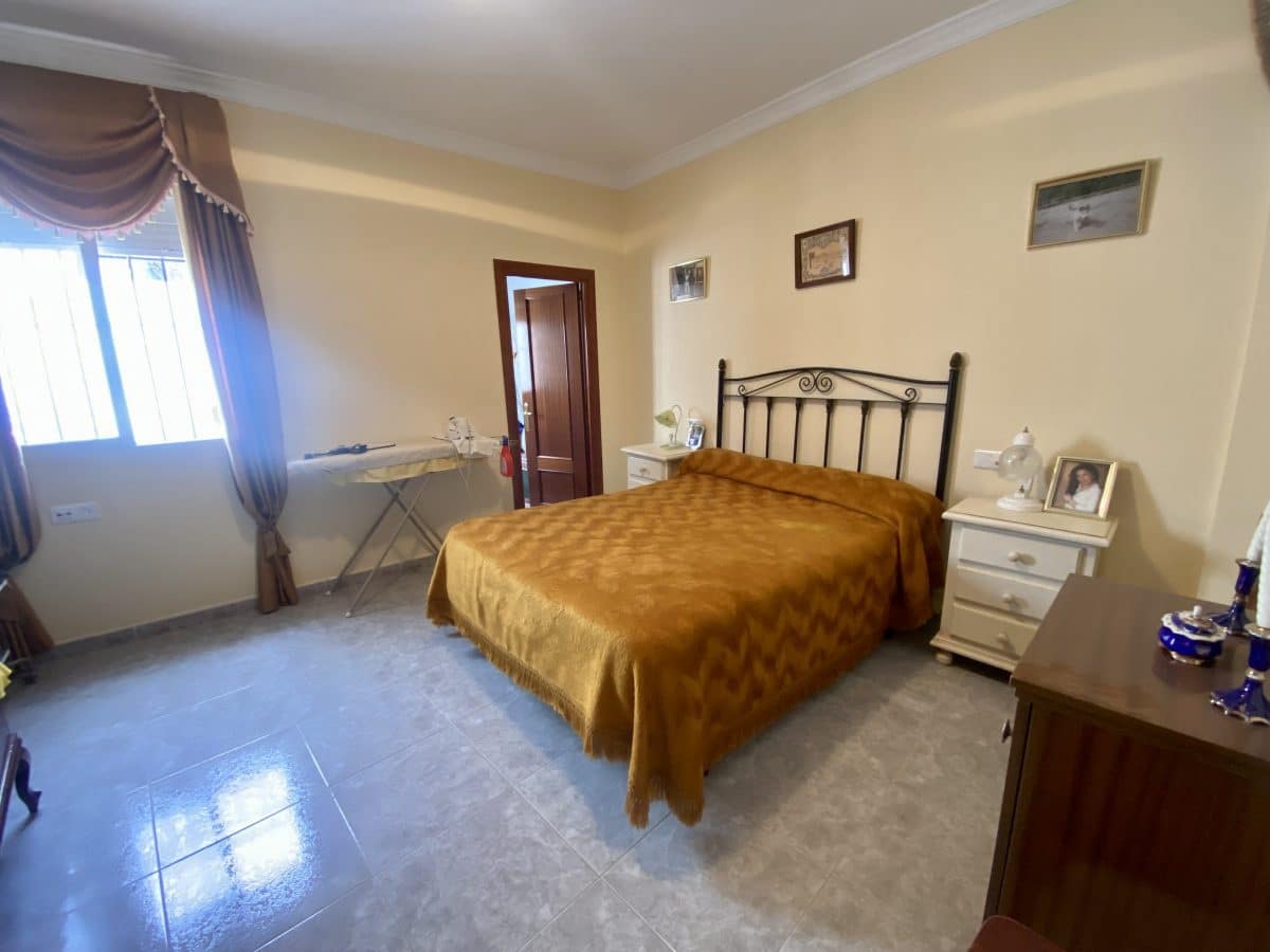 4 bedroom Townhouse for sale in Olvera - € 95,000 (Ref: 8848145)