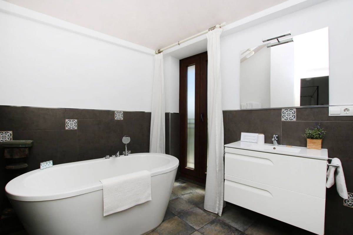 9 soveværelse Hotel til salg i Zahara de la Sierra - € 1.200.000 (Ref: 8880885)