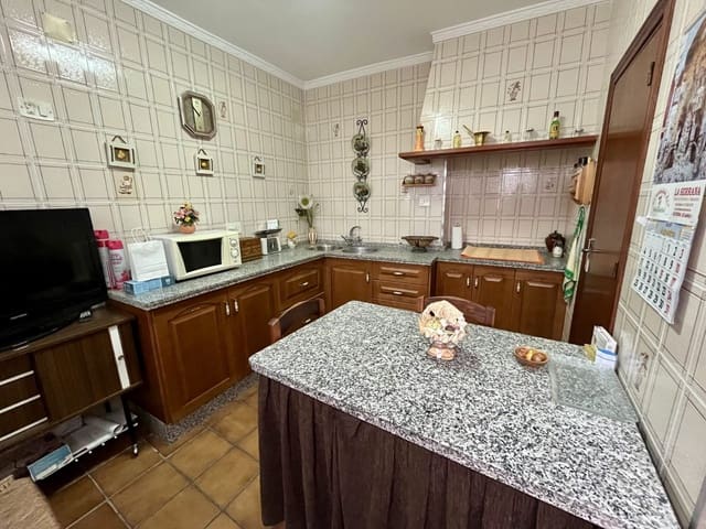 5 bedroom Townhouse for sale in Olvera - € 125,000 (Ref: 9424122)