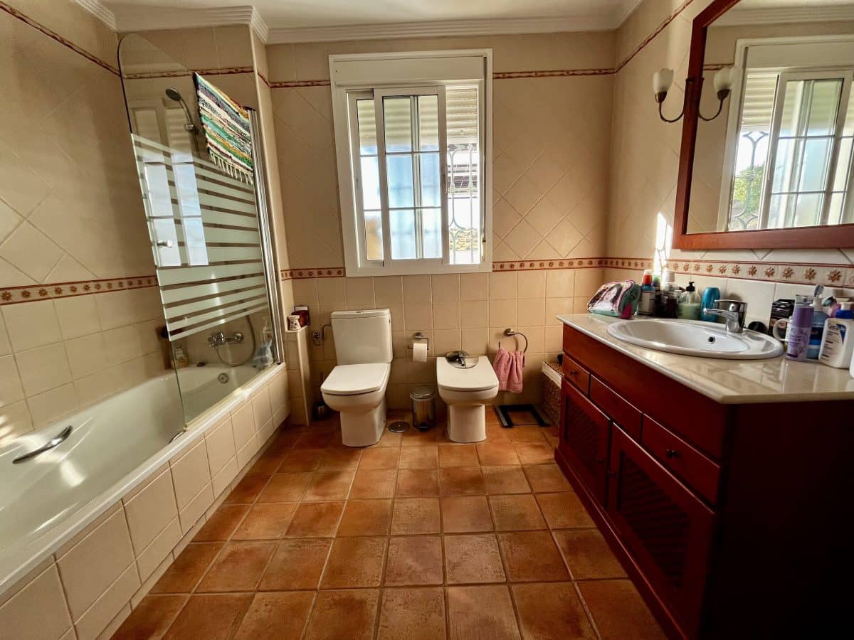 3 sypialnia Willa na sprzedaż w Olvera z basenem garażem - 330 000 € (Ref: 9506420)