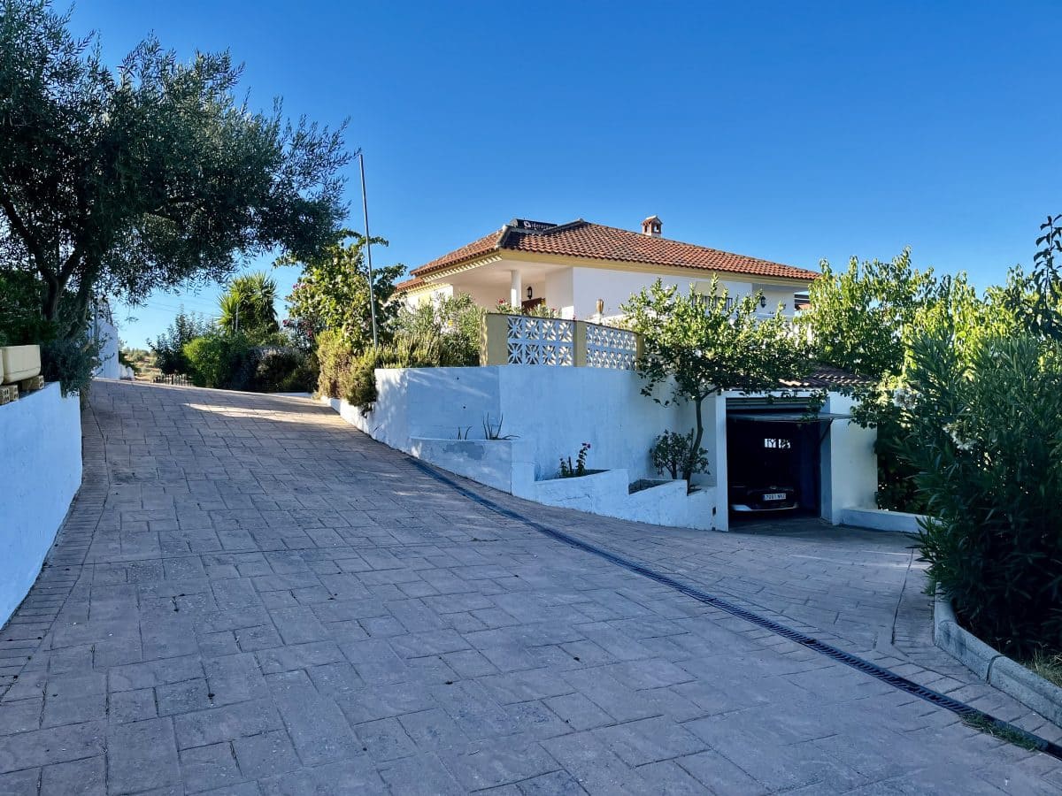 3 sypialnia Willa na sprzedaż w Olvera z basenem garażem - 330 000 € (Ref: 9506420)