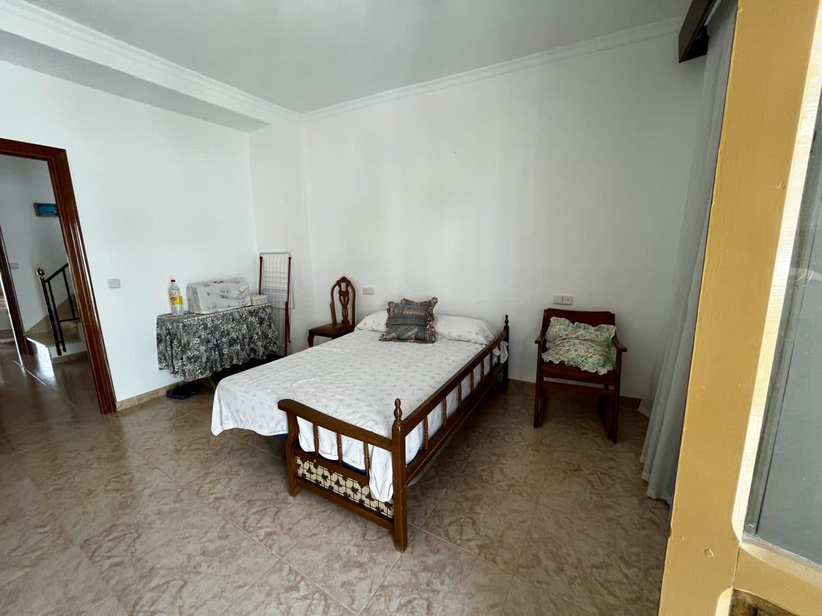 4 bedroom Townhouse for sale in Olvera - € 160,000 (Ref: 9979266)