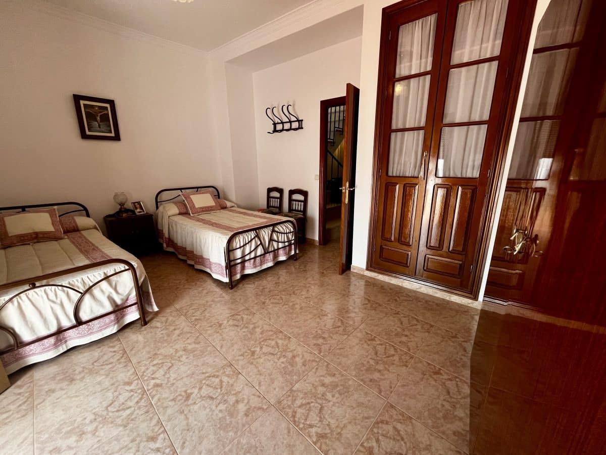4 bedroom Townhouse for sale in Olvera - € 160,000 (Ref: 9979266)