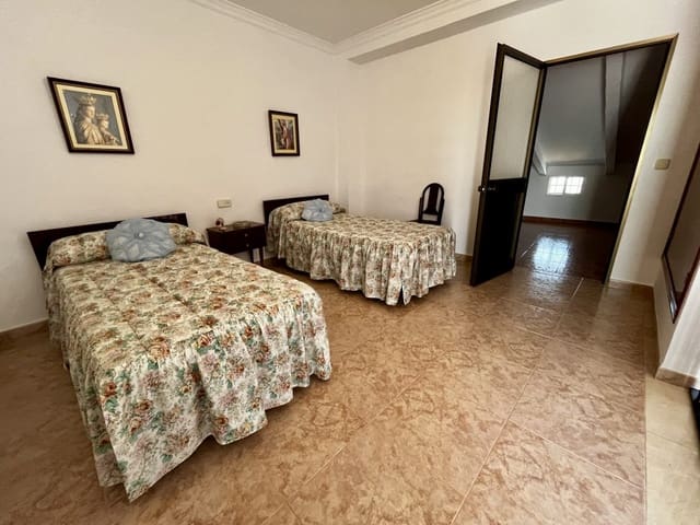 Casa de 4 habitaciones en Olvera en venta - 160.000 € (Ref: 9979266)