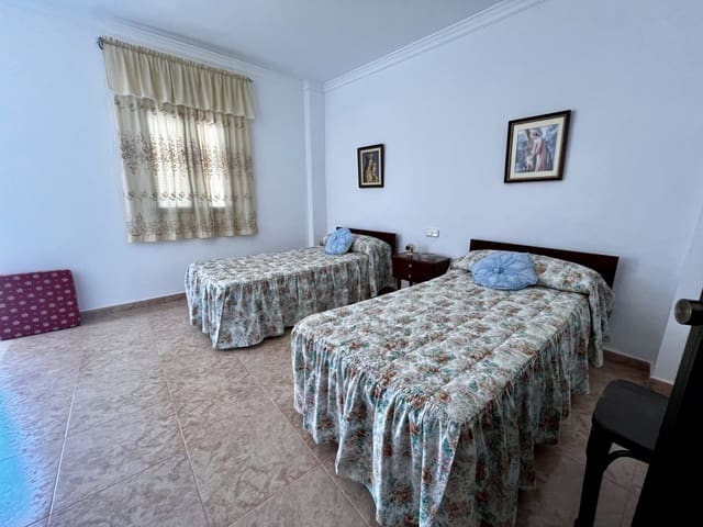 Casa de 4 habitaciones en Olvera en venta - 160.000 € (Ref: 9979266)