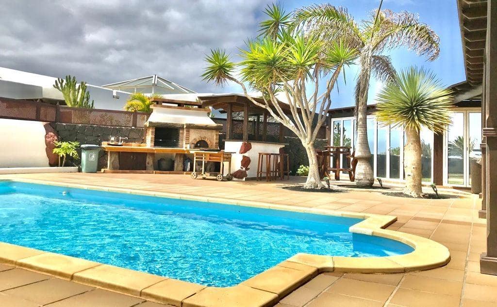 3 soveværelse Villa til salg i Playa Blanca med swimmingpool - € 699.000 (Ref: 7791274)