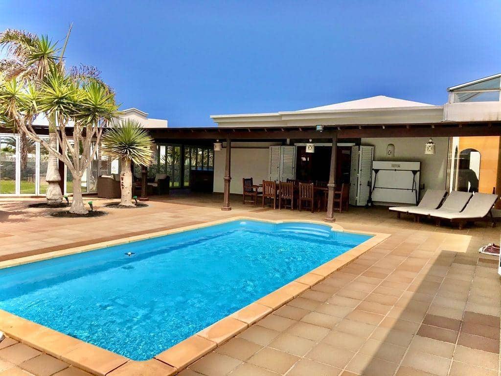 3 soveværelse Villa til salg i Playa Blanca med swimmingpool - € 699.000 (Ref: 7791274)