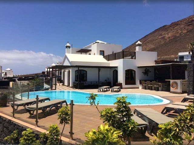 5 Zimmer Villa zu verkaufen in Playa Blanca, Yaiza mit Pool Garage - 899.000 € (Ref: 8915487)