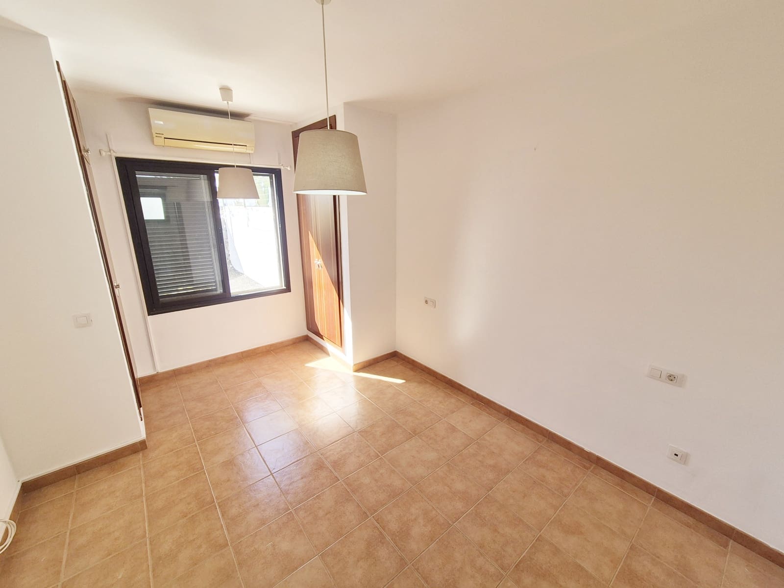 3 makuuhuone Huvila myytävänä paikassa Yaiza mukana uima-altaan 
autotalli - 350 000 € (Ref: 9645454)